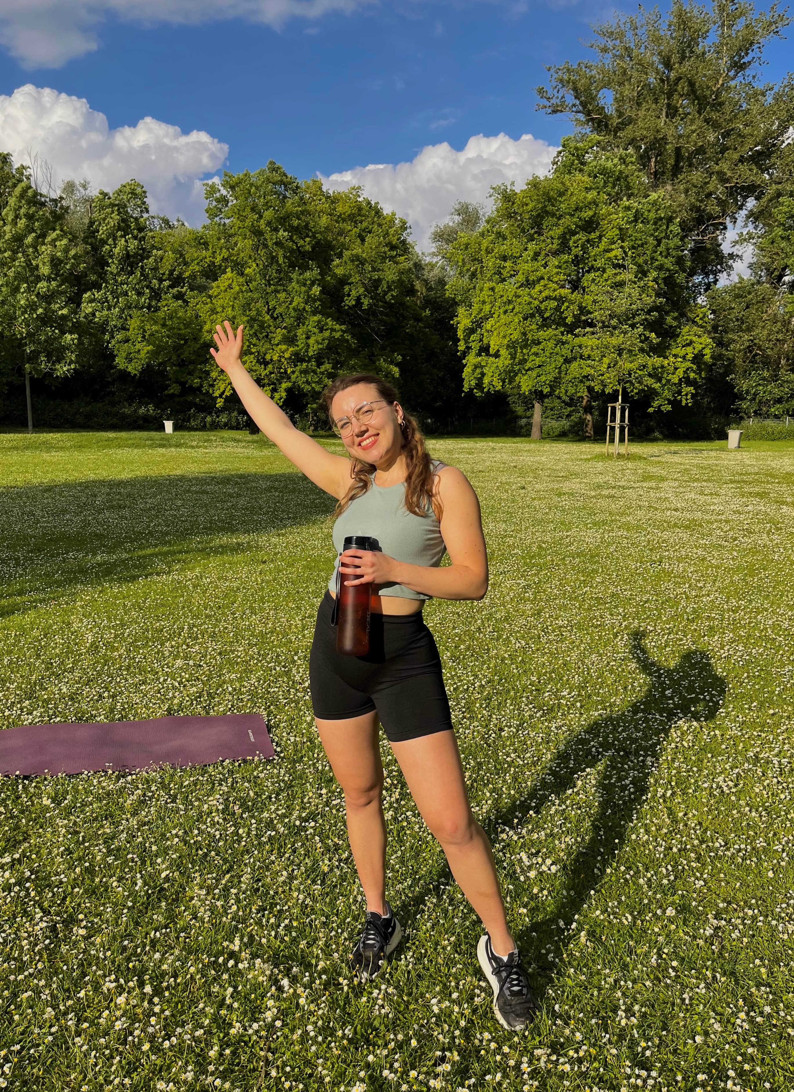 Elisa - Yoga- & Pilateslehrerin im Freien