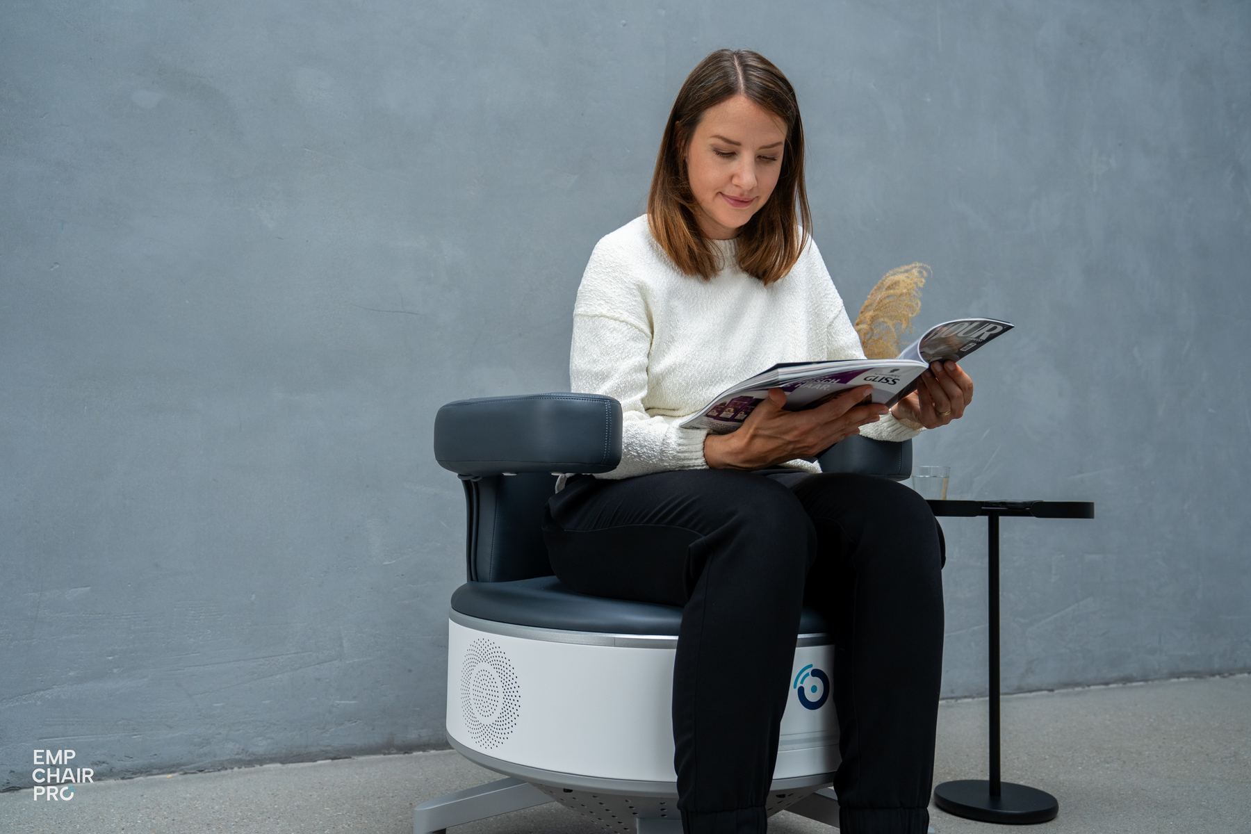 Frau beim entspannten Beckenbodentraining auf dem EMP Chair Pro One
