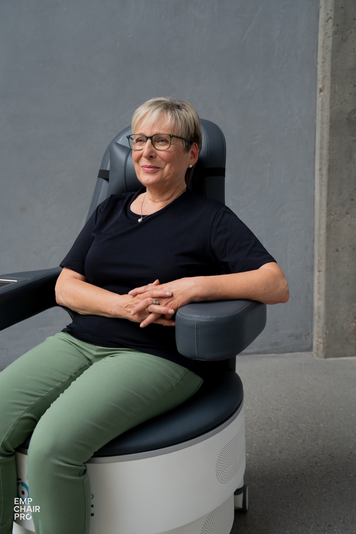Frau beim Beckenbodentraining auf dem EMP Chair Pro