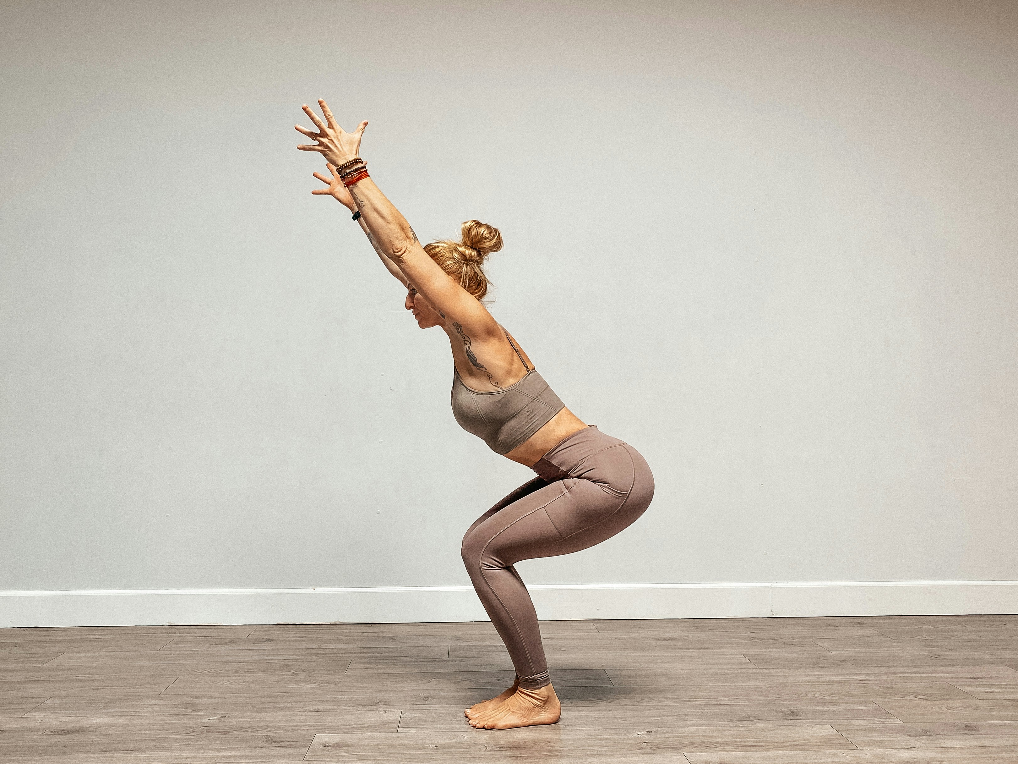Sanfte Kräftigung – Utkatasana / Stuhlhaltung für aufrechte Haltung
