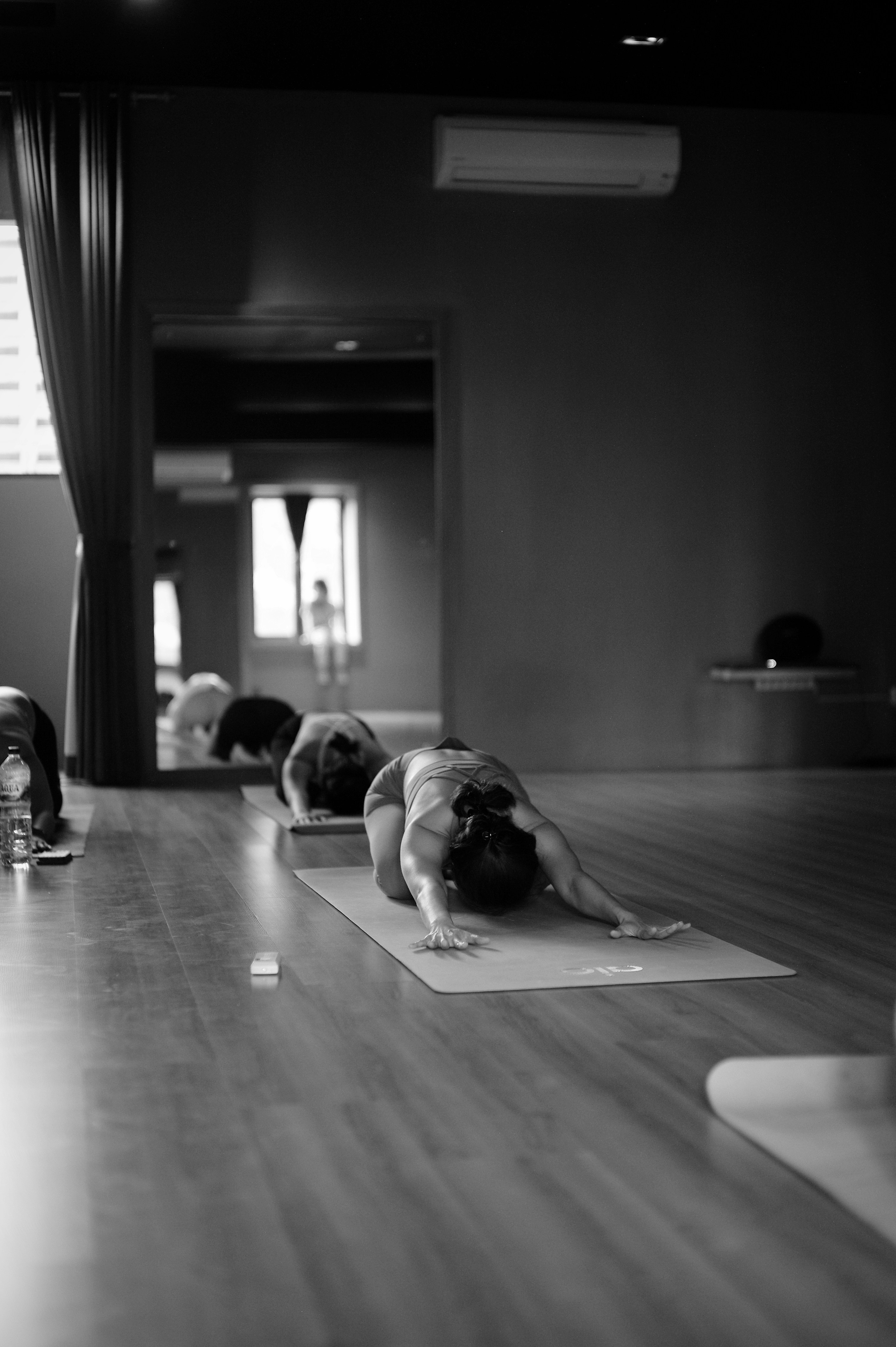 Wohltuende Dehnübungen – Kindhaltung (Balasana) im ruhigen Studio
